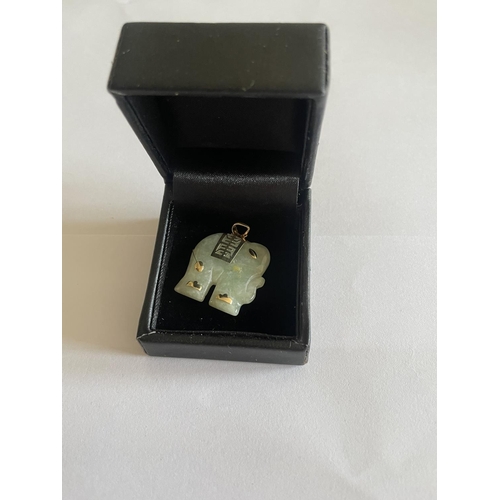 523 - A 14 CARAT GOLD AND JADE PENDANT IN THE FORM OF AN ELEPHANT IN A PRESENTATION BOX