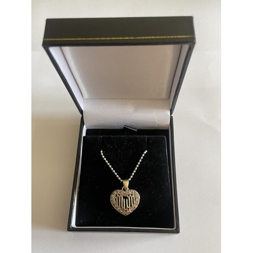 525 - A SILVER NECKLACE WITH MUM PENDANT IN A PRESENTATION BOX