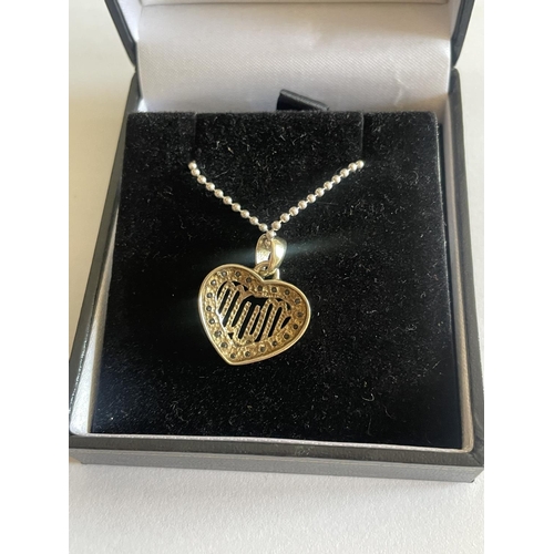 525 - A SILVER NECKLACE WITH MUM PENDANT IN A PRESENTATION BOX