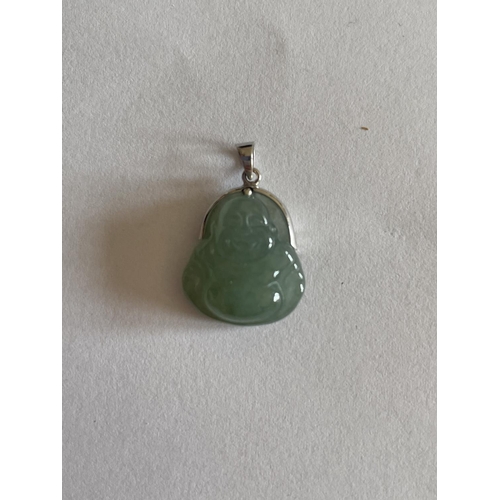 526 - AN 18 CARAT WHITE GOLD AND JADE BUDDHA PENDANT IN A PRESENTATION BOX