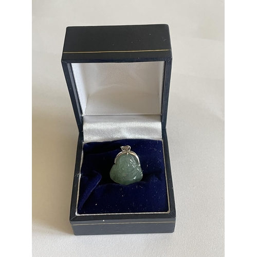 526 - AN 18 CARAT WHITE GOLD AND JADE BUDDHA PENDANT IN A PRESENTATION BOX