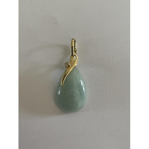 527 - A 14 CARAT GOLD AND JADE PENDANT IN A PRESENTATION BOX