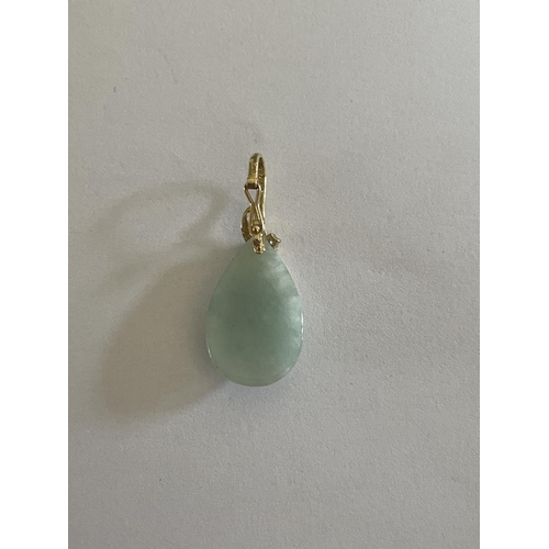 527 - A 14 CARAT GOLD AND JADE PENDANT IN A PRESENTATION BOX