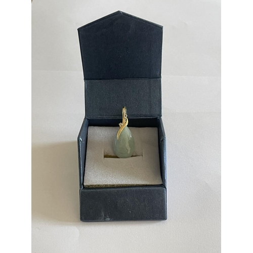 527 - A 14 CARAT GOLD AND JADE PENDANT IN A PRESENTATION BOX