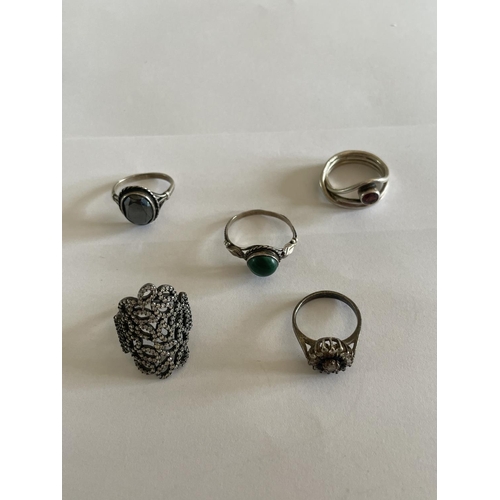 532 - FIVE VARIOUS SILVER RINGS