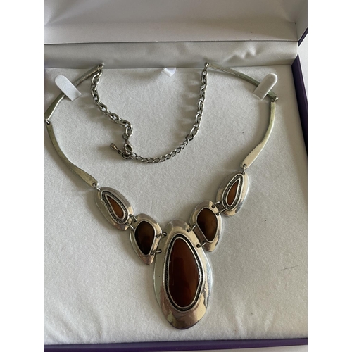 535 - A SILVER ABSTRACT DESIGN NECKLACE WITH AMBER COLOURED STONES IN A PRESENTATION BOX