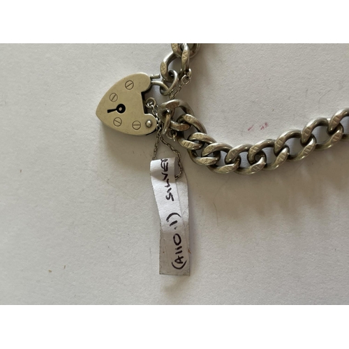 567 - A HEAVY SILVER BRACELET WITH A HEART PADLOCK