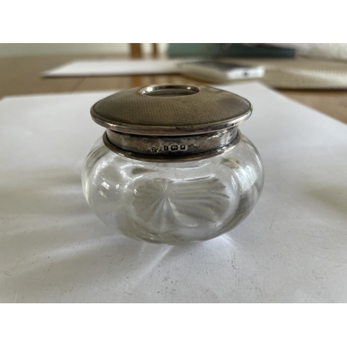 640 - A GLASS POT WITH A HALLMARKED LONDON SILVER LID