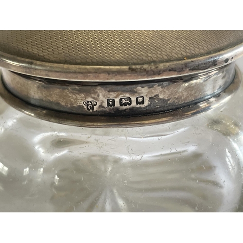 640 - A GLASS POT WITH A HALLMARKED LONDON SILVER LID