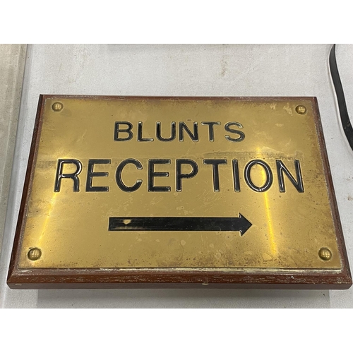 258 - A VINTAGE WOOD AND BRASS 'BLUNTS RECEPTION' SIGN 33CM X 23CM