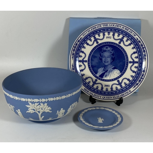 115 - A GROUP OF THREE WEDGWOOD ITEMS - JASPERWARE FRUIT BOWL AND PIN DISH AND BOXED GOLDEN JUBILEE PLATE