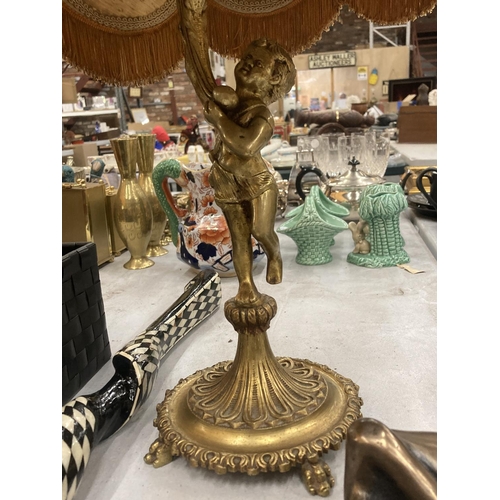 169 - A VINTAGE ORMOLU GILT CHERUB TABLE LAMP AND SHADE