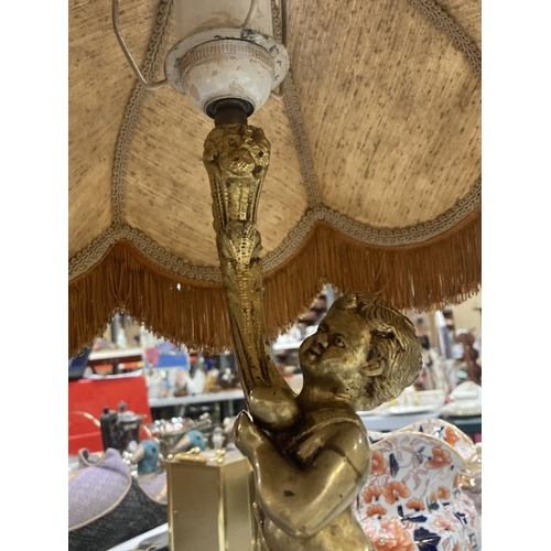 169 - A VINTAGE ORMOLU GILT CHERUB TABLE LAMP AND SHADE