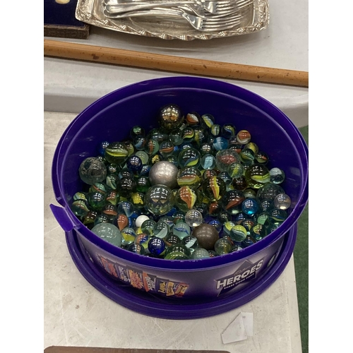 176 - A QUANTITY OF MARBLES