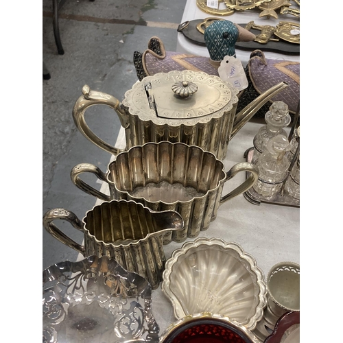 186 - A LARGE QUANTITY OF SILVER PLATED ITEMS TO INCLUDE A TEAPOT, COFFEE POT, BOWLS, JUGS, SALTS WITH BLU... 