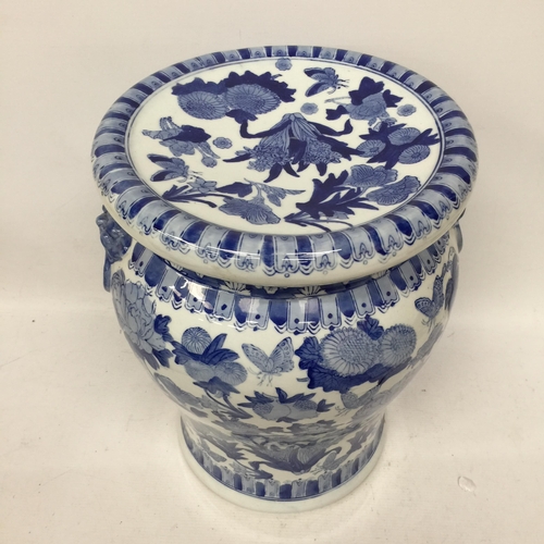 14 - A LARGE CHINESE BLUE AND WHITE DECORATIVE GARDEN SEAT