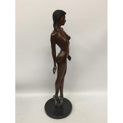 40 - A BRONZE NUDE LADY BALLERINA FIGURE ON MARBLE BASE