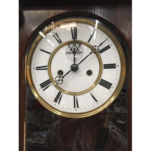 6 - AN EDWARDIAN DOUBLE WEIGHTED CHIMING WALL CLOCK IN MAHOGANY CASE, WITH WEIGHTS