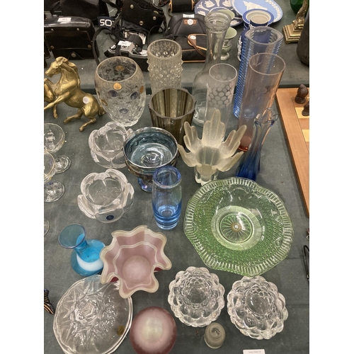 200 - A LARGE QUANTITY OF GLASSWARE TO INCLUDE A DITCHFIELD STYLE MUSHROOM, VASES, PLANTERS, ETC