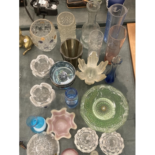 200 - A LARGE QUANTITY OF GLASSWARE TO INCLUDE A DITCHFIELD STYLE MUSHROOM, VASES, PLANTERS, ETC