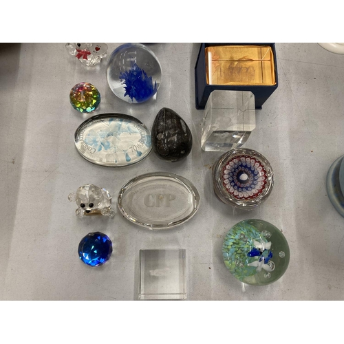 218 - A LARGE COLLECTION OF GLASSWARE PAPERWEIGHTS TO INCLUDE A MDINA BIRD, ETC - 20 IN TOTAL