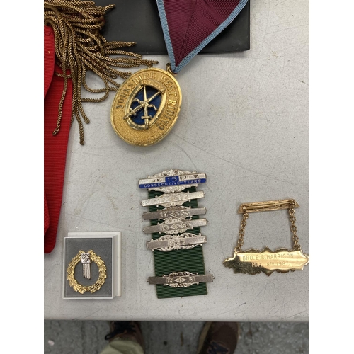 223 - A QUANTITY OF MASONIC ITEMS TO INCLUDE A K. O. M. ALEXANDER LODGE NO. 1087 SASH, PLUS A MEDAL AND BA... 