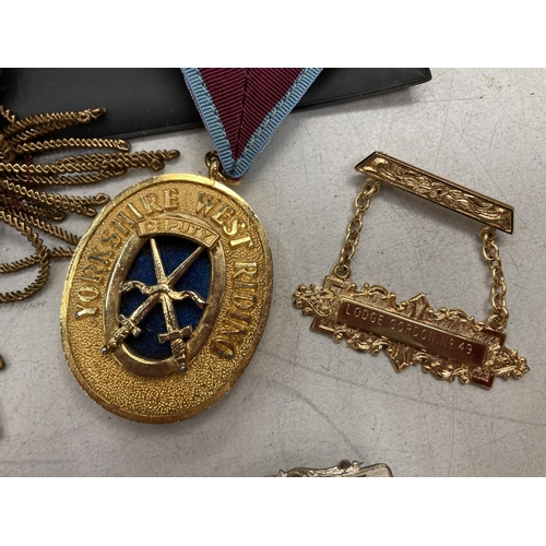 223 - A QUANTITY OF MASONIC ITEMS TO INCLUDE A K. O. M. ALEXANDER LODGE NO. 1087 SASH, PLUS A MEDAL AND BA... 