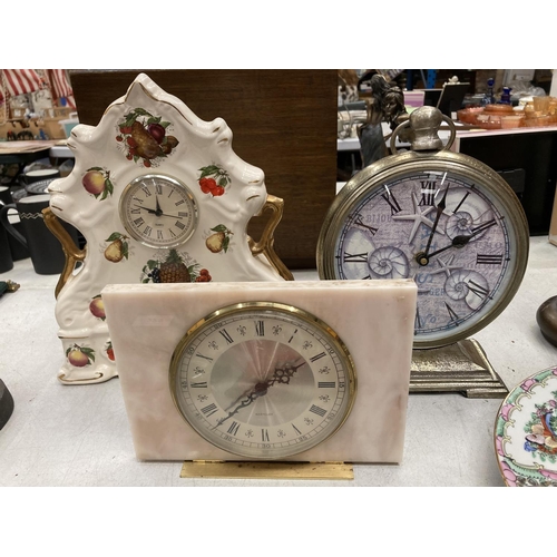 224 - A BATTERY OPERATED CLOCK IN THE FORM OF A POCKET WATCH, WESTCLOX MANTLE CLOCK FAUX MARBLE AND A  CER... 