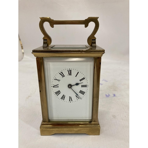 229 - A VINTAGE BRASS CARRIAGE CLOCK WITH BEVELLED GLASS PANELS, GLASS SERVING BOWLS IN A GILT HOLDER, A T... 