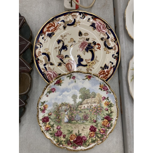 232 - A QUANTITY OF CHINA AND CERAMICS TO INCLUDE A ROYAL ALBERT 'OLD COUNTRY ROSES' VASE AND CABINET PLAT... 