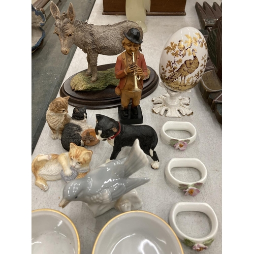 235 - A QUANTITY OF ITEMS TO INCLUDE A COUNTRY ARTISTS DONKEY, CAT ORNAMENTS, ROYAL WORCESTER 'EVESHAM' RA... 