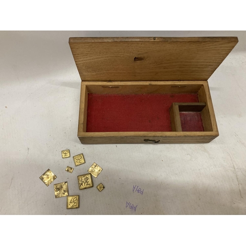 238 - A SET OF VINTAGE JEWELLERY SCALES, BOXED