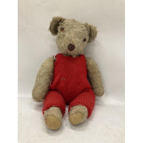 241 - A VINTAGE TEDDY BEAR WITH JOINTED ARMS AND LEGS