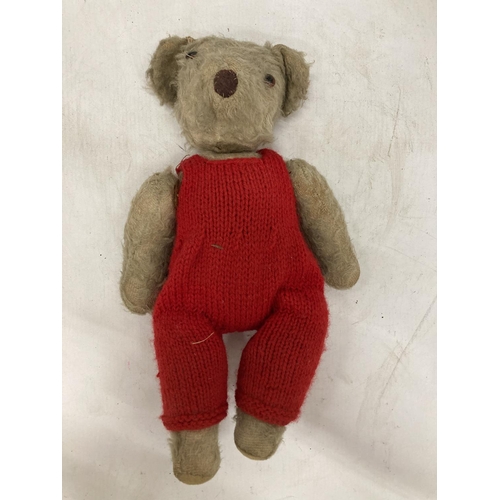 241 - A VINTAGE TEDDY BEAR WITH JOINTED ARMS AND LEGS