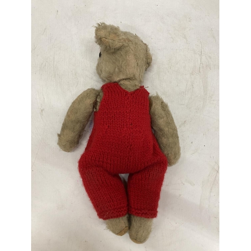 241 - A VINTAGE TEDDY BEAR WITH JOINTED ARMS AND LEGS