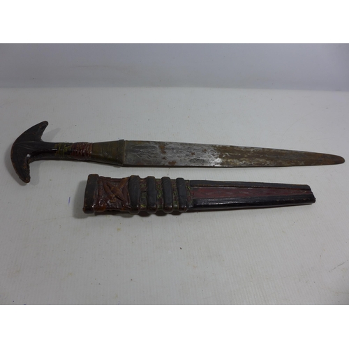 360 - AN AFRICAN KNIFE AND SCABBARD, 30CM BLADE, LEATHER AND BRASS GRIP, LENGTH 44CM (A/F)