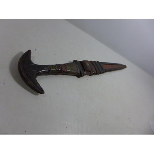 360 - AN AFRICAN KNIFE AND SCABBARD, 30CM BLADE, LEATHER AND BRASS GRIP, LENGTH 44CM (A/F)