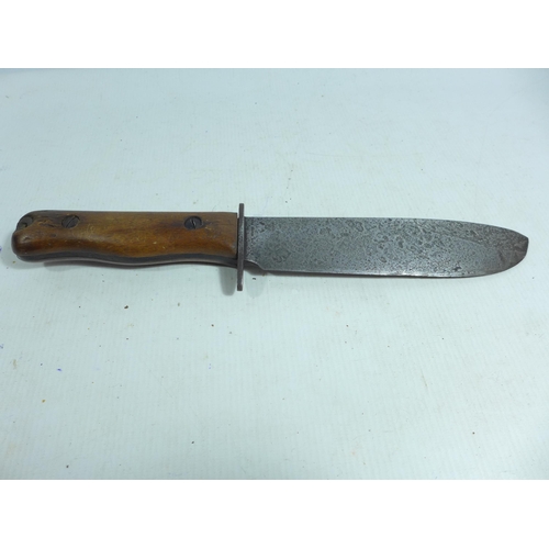 367 - A SUBSTANTIAL EARLY TO MID 20TH CENTURY MILITARY ISSUE FIGHTING KNIFE BY WILKINSON SWORD, 18CM BLADE... 