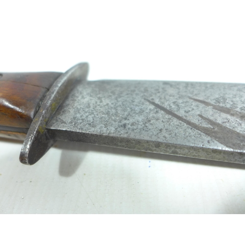 367 - A SUBSTANTIAL EARLY TO MID 20TH CENTURY MILITARY ISSUE FIGHTING KNIFE BY WILKINSON SWORD, 18CM BLADE... 