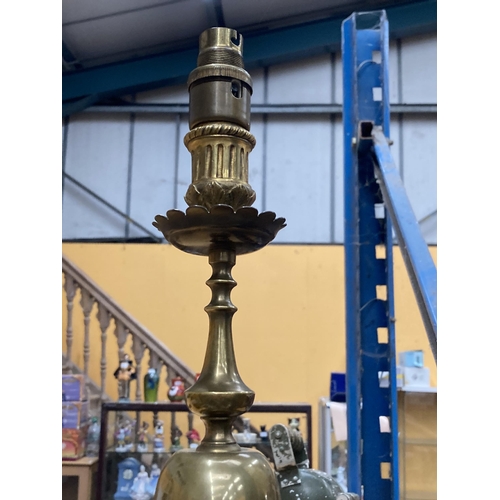 59 - A VINTAGE ORNATE BRASS TABLE LAMP