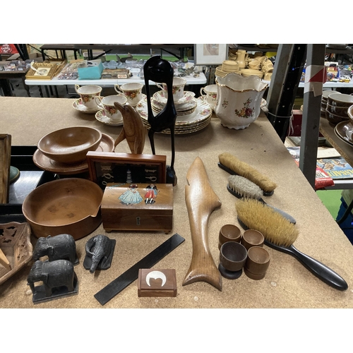 897 - A LARGE GROUP OF VINTAGE TREEN AND WOODEN WARES, LETTER RACK, ANIMAL FIGURES ETC