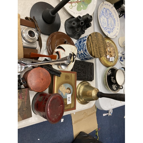 914 - A GROUP OF VINTAGE ITEMS TO INCLUDE VINTAGE POST OFFICE TIN, BRASS BELL ETC