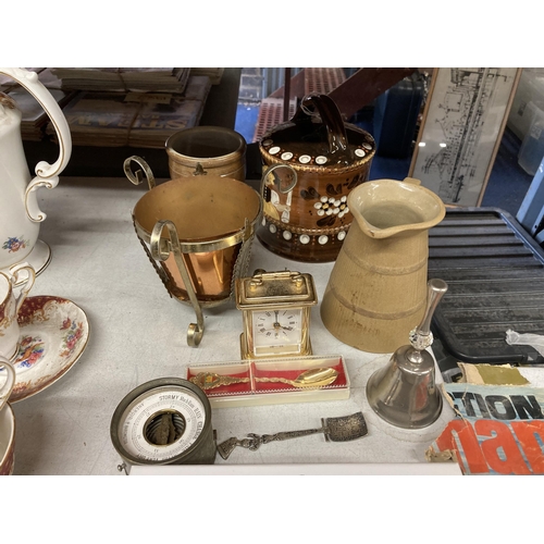 927 - A MIXED LOT TO INCLUDE BOXED STAINLESS STEEL FLATWARE SET, CARRIAGE CLOCK, TREACLE WARE LIDDED POT E... 