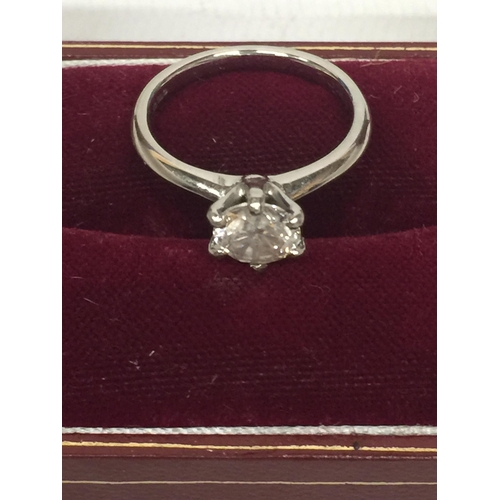 501 - A PLATINUM (PT950) RING WITH A ONE CARAT SOLITAIRE DIAMOND SIZE M