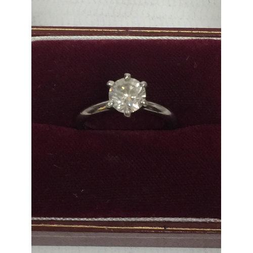 501 - A PLATINUM (PT950) RING WITH A ONE CARAT SOLITAIRE DIAMOND SIZE M