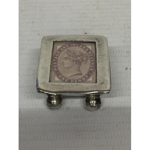 505 - A SILVER TRINKET BOX WITH AN INLAID PENNY STAMP