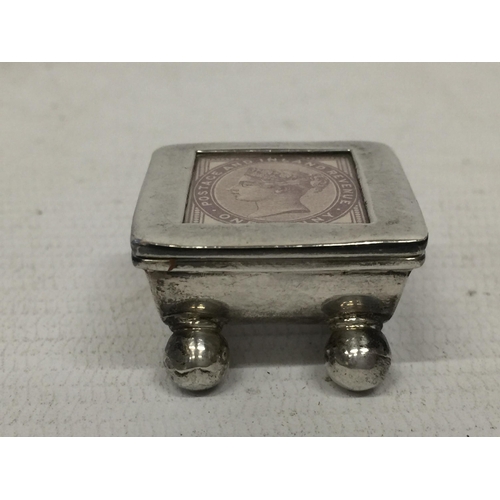 505 - A SILVER TRINKET BOX WITH AN INLAID PENNY STAMP