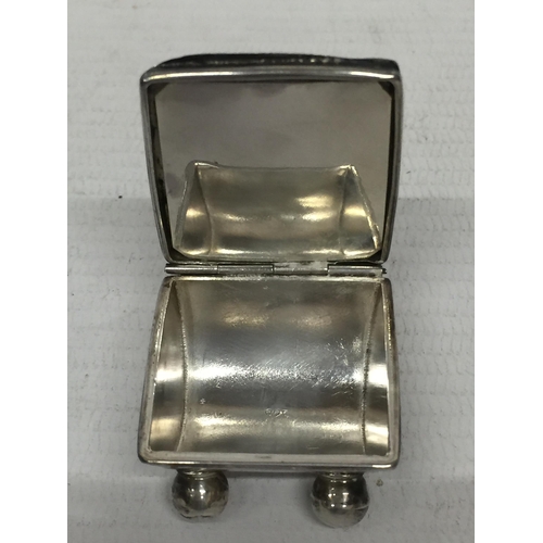 505 - A SILVER TRINKET BOX WITH AN INLAID PENNY STAMP