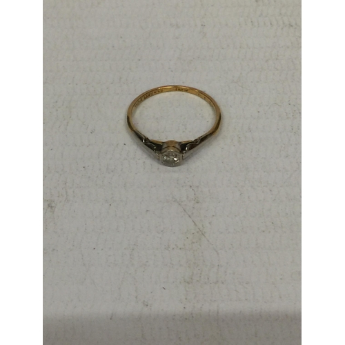 514 - AN 18CT GOLD SOLITAIRE RING - SIZE L