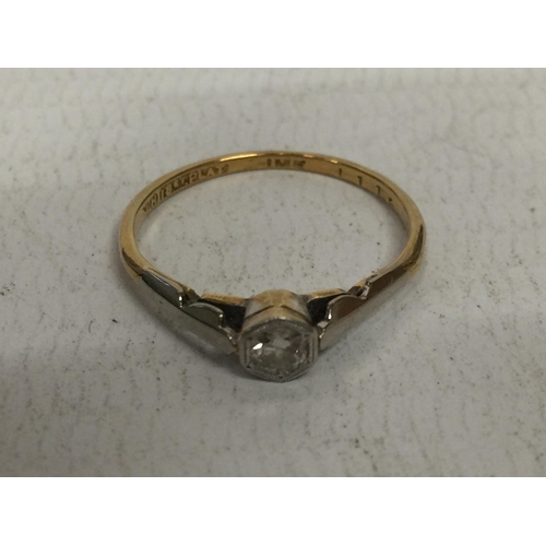 514 - AN 18CT GOLD SOLITAIRE RING - SIZE L